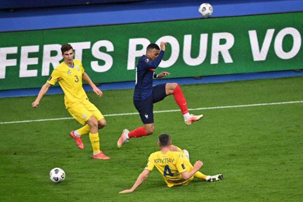 En otro de los partidos, Francia cedió un amargo empate de 1-1 ante Ucrania y el malestar en Mbappé también se hizo presente. Fotos AFP.