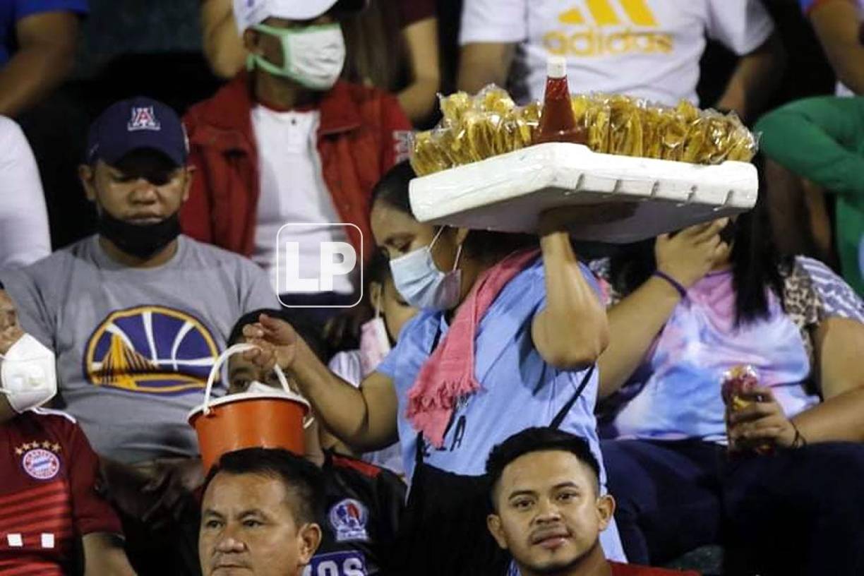 En el estadio Excélsior no faltaron las tajadas con repollo.