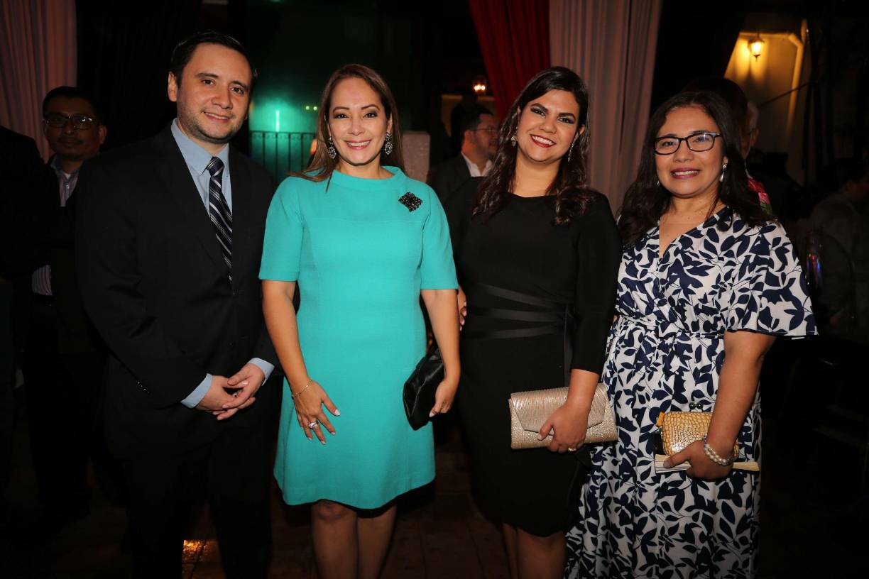 <i><b>Roberto Núñez, Mey Hung, Lynda Marín y Glenda Estrada</b></i>