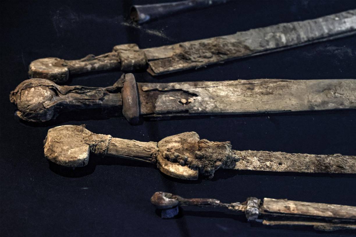 El alijo de armas, de unos 1,900 años de antigüedad, está “en excelente estado de conservación” y fue descubierto en una grieta de la cueva por investigadores de la AAI.