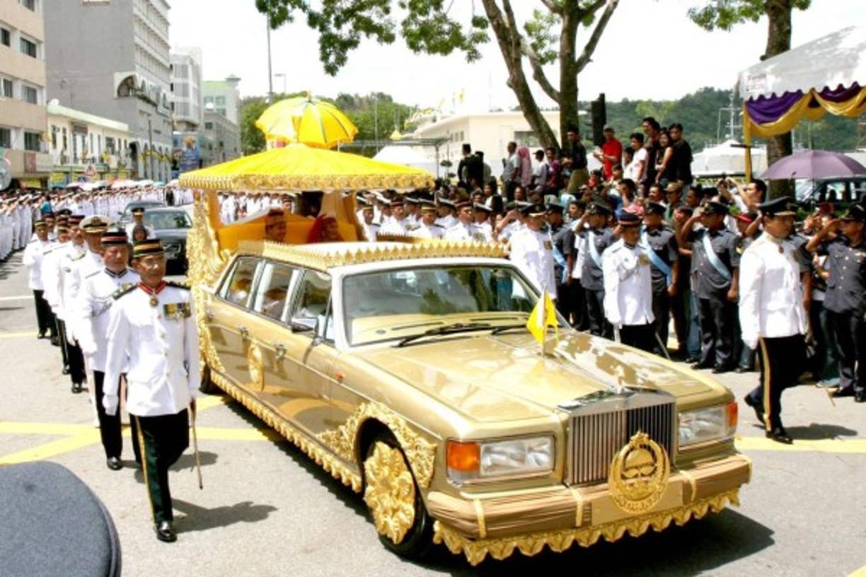 Un Rolls Royce como este podría haber sido un carro para Faiq Bolkiah en Brunei, pero en lugar de eso decidió ir a jugar a las reservas de Leicester. <br/><br/>Los primos de Faiq se casaron en una carroza de bodas a bordo de un convertible Rolls-Royce President Limousine,