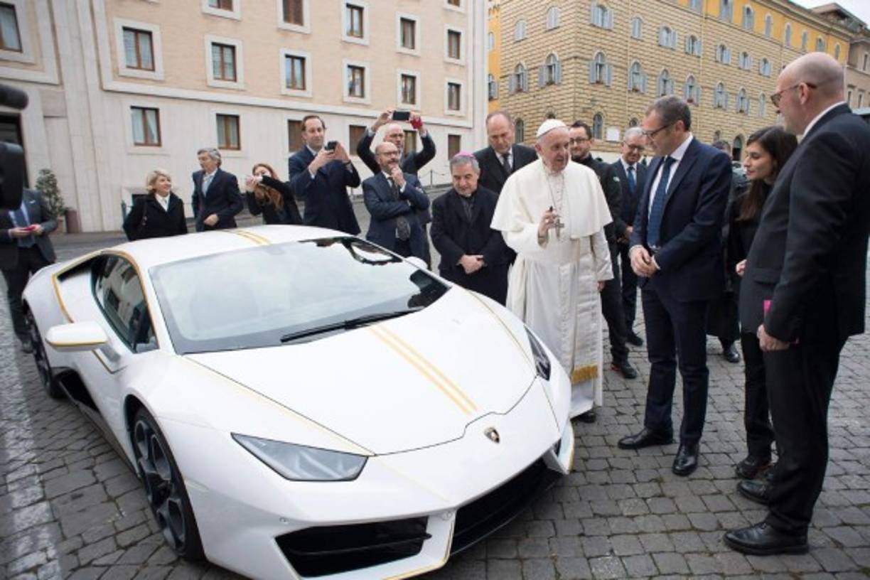 Un Lamborghini de regalo para el Papa .<br/>Lamborghini le regaló al Papa un auto deportivo de su modelo Huracán de color blanco y con detalles en oro. Francisco lo subastará para ayudar a iraquíes.
