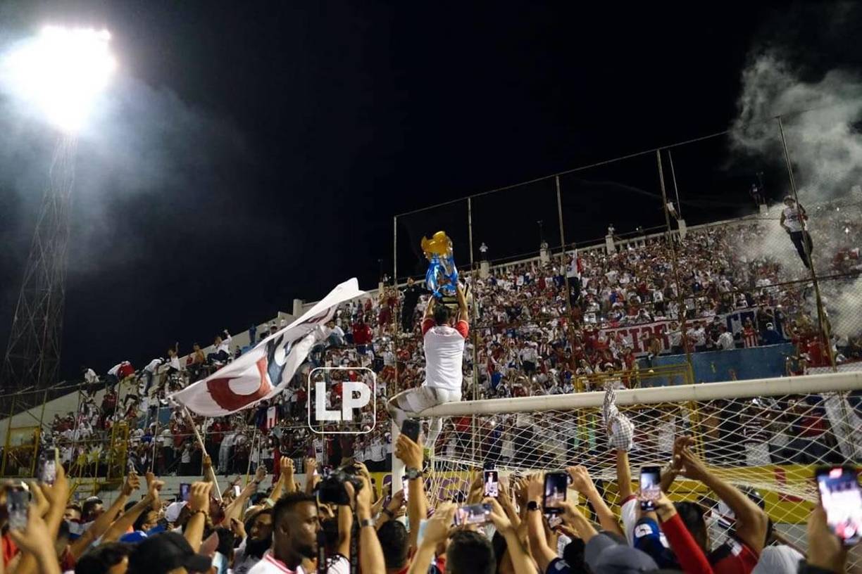 Edwin Rodríguez ofreciendo el trofeo a los aficionados del Olimpia.