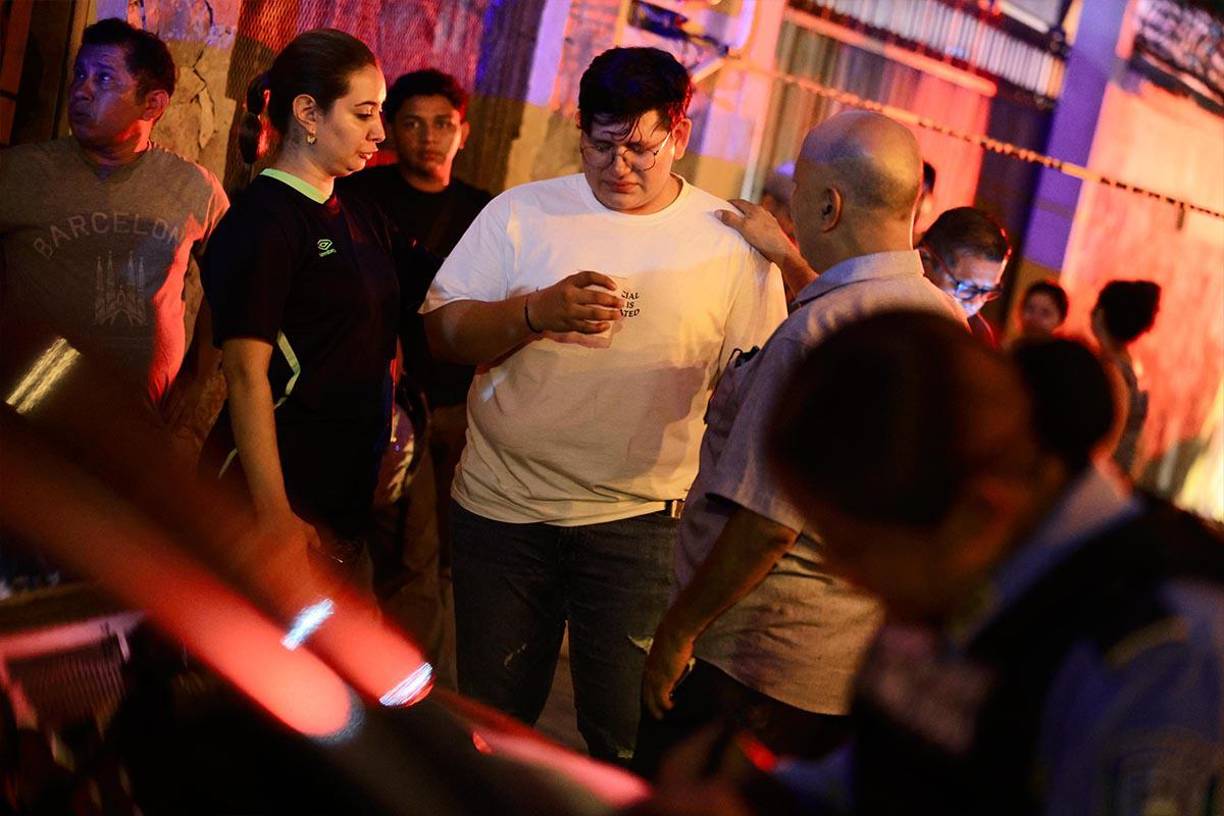 Los familiares de la mujer y el hombre que perdieron la vida en la cohetería que explotó llegaron a reconocer a sus parientes. <i>Fotos: Joseph Amaya</i>