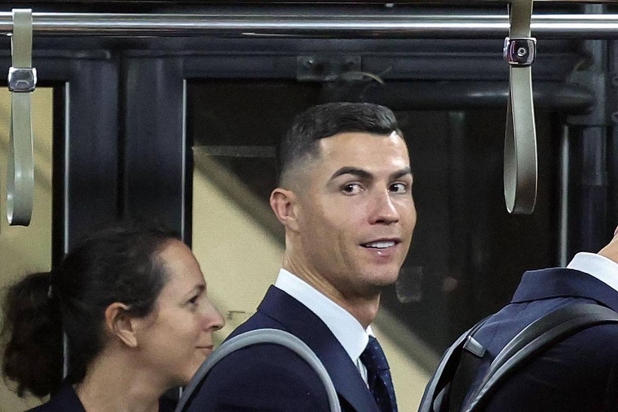 La cara de Cristiano Ronaldo tras llegar a Doha para jugar su último Mundial.