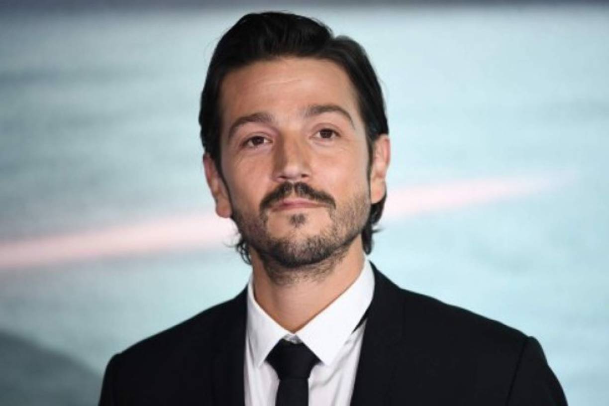 Diego Luna también han prestado sus cuentas en redes sociales para compartir información o boletines de usuarios, para dar con la pronta localización de la gente que se encuentra desaparecida, además de la información sobre centros de acopio.<br/><br/>El actor también se ha encargado de informar las necesidades de la gente en distintas zonas.