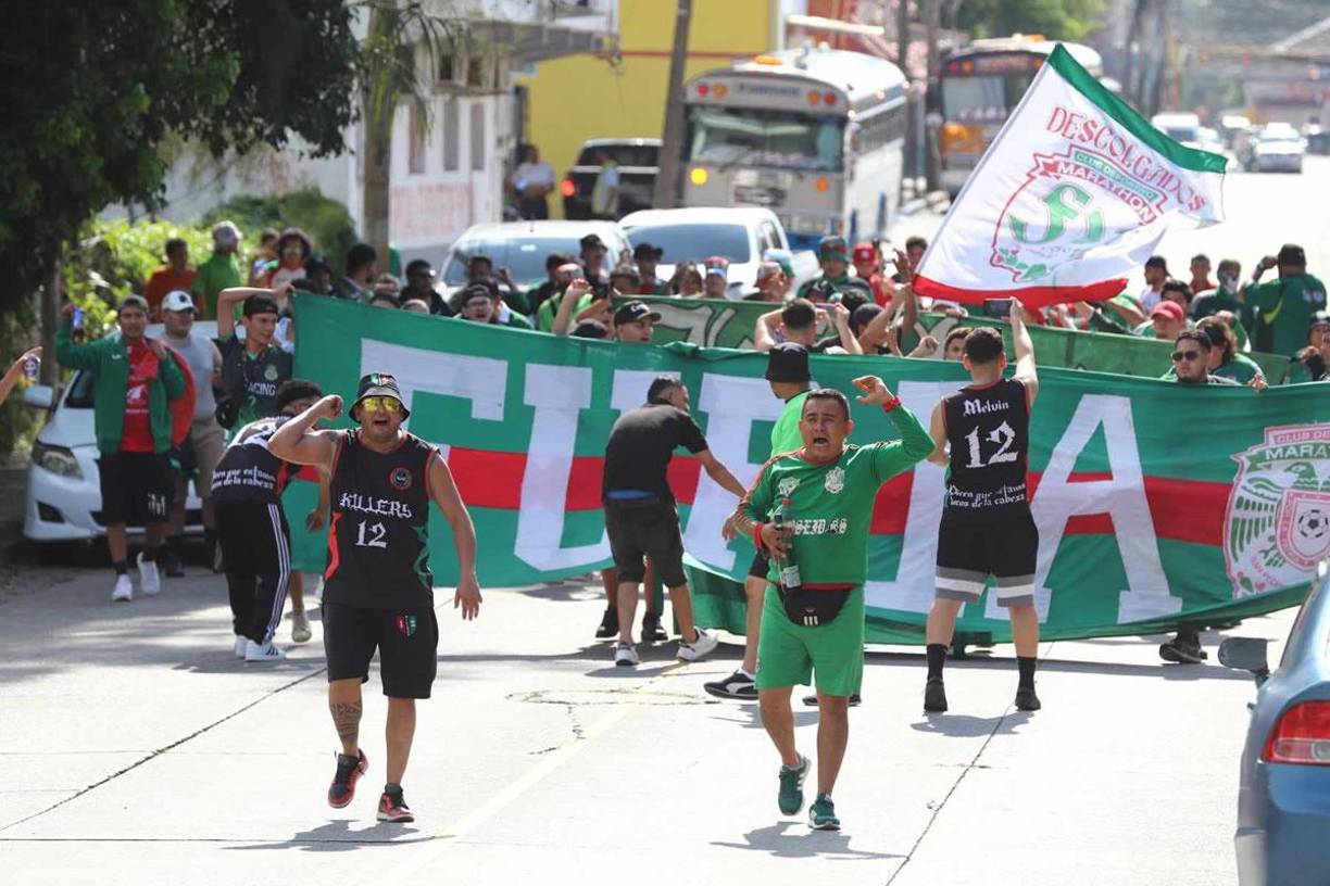 La barra del Marathón llegando al estadio Ceibeño para apoyar a su equipo contra el Victoria.