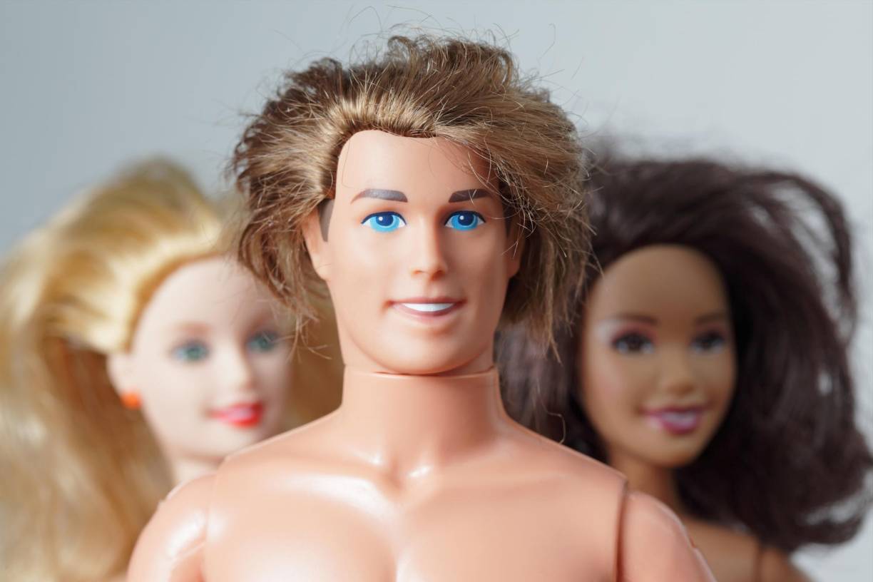 Las niñas empezaron a escribir a Mattel pidiendo un novio para su muñeca. Los jugueteros lo crearon y lo bautizaron <b>Ken</b>. Había tres modelos. Uno sin entrepierna. Otro con un bulto gigante a modo de genitales. Y otro, de bulto medio, que fue el que finalmente ganó.