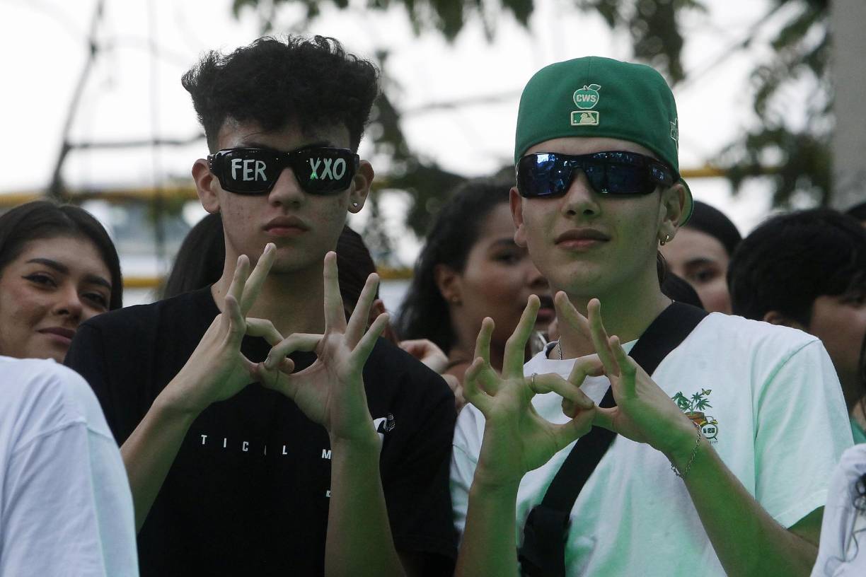 La fila de fans vestidos con las características gafas del cantante y llenos de verde, su color insignia, esperaban ansioso desde primera hora.