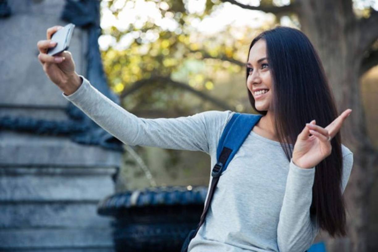El truco de la esquina. No mires directamente a tu teléfono. No saldrás nada natural. Las celebs siempre fijan la vista en las esquinas de la cámara o –si es un falso selfie y te están haciendo la foto- mira a los ojos del fotógrafo. <br/>