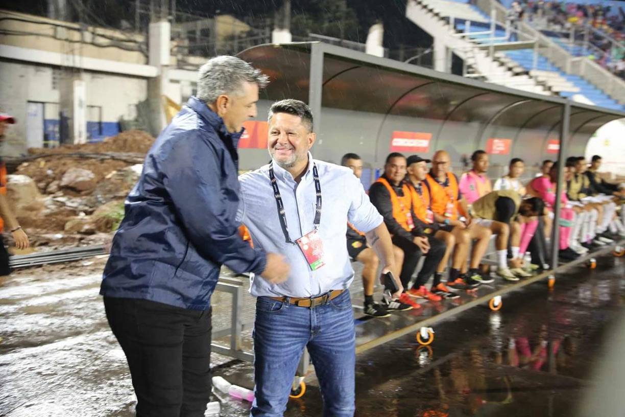El saludo de Diego Vázquez y Jafet Soto antes del inicio del partido.