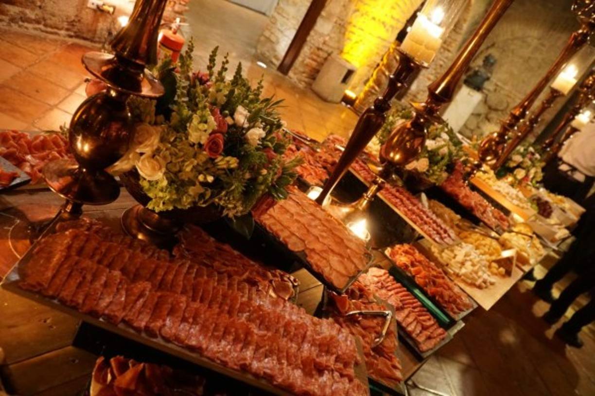 Lo mejor en jamones, quesos y delicatessen europeos fueron dispuestos en islas suntuosamente adornadas.