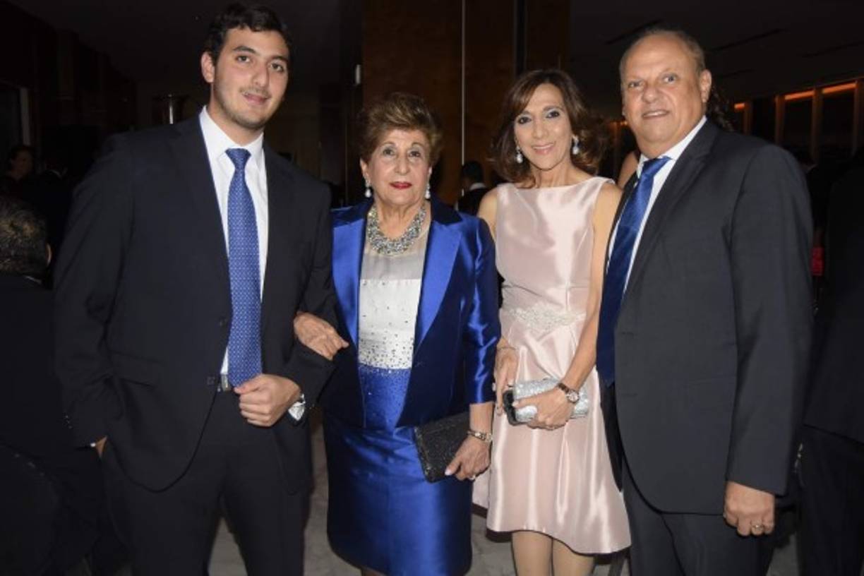 Salvador Panayotti y Lily Faraj con Diana y Roger Larach.