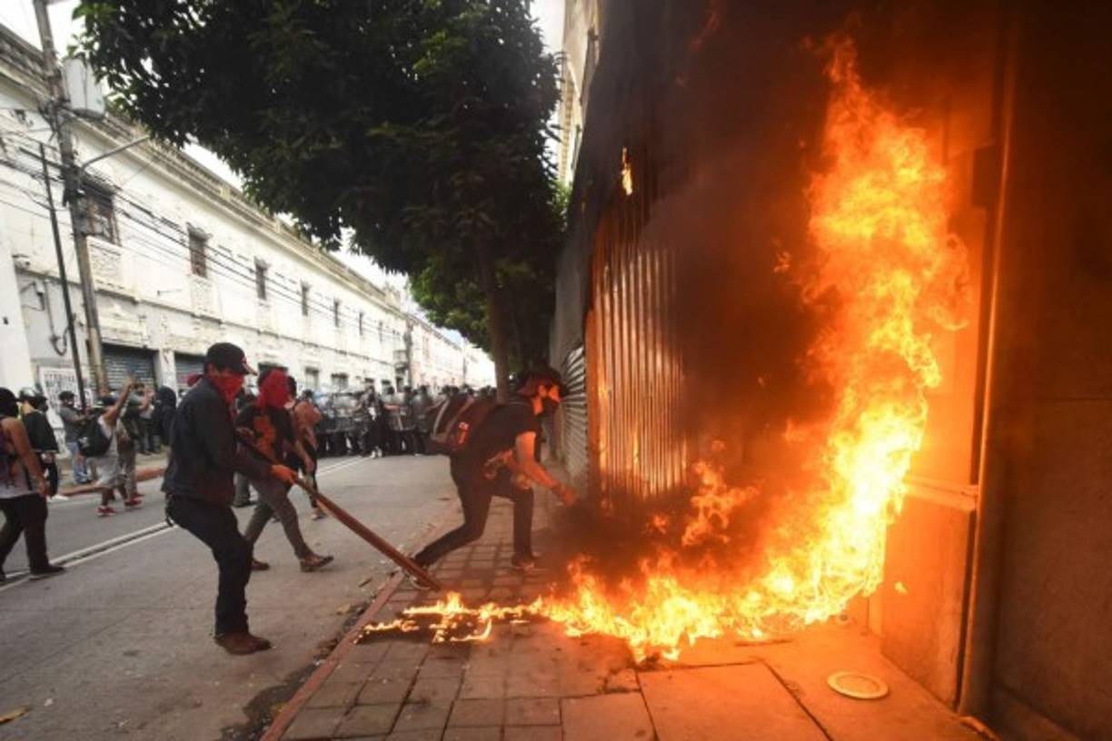 Paralelamente, manifestantes reunidos pacíficamente frente al antiguo palacio de gobierno, en el centro histórico de la capital y cercano al Congreso, exigían la renuncia del mandatario.