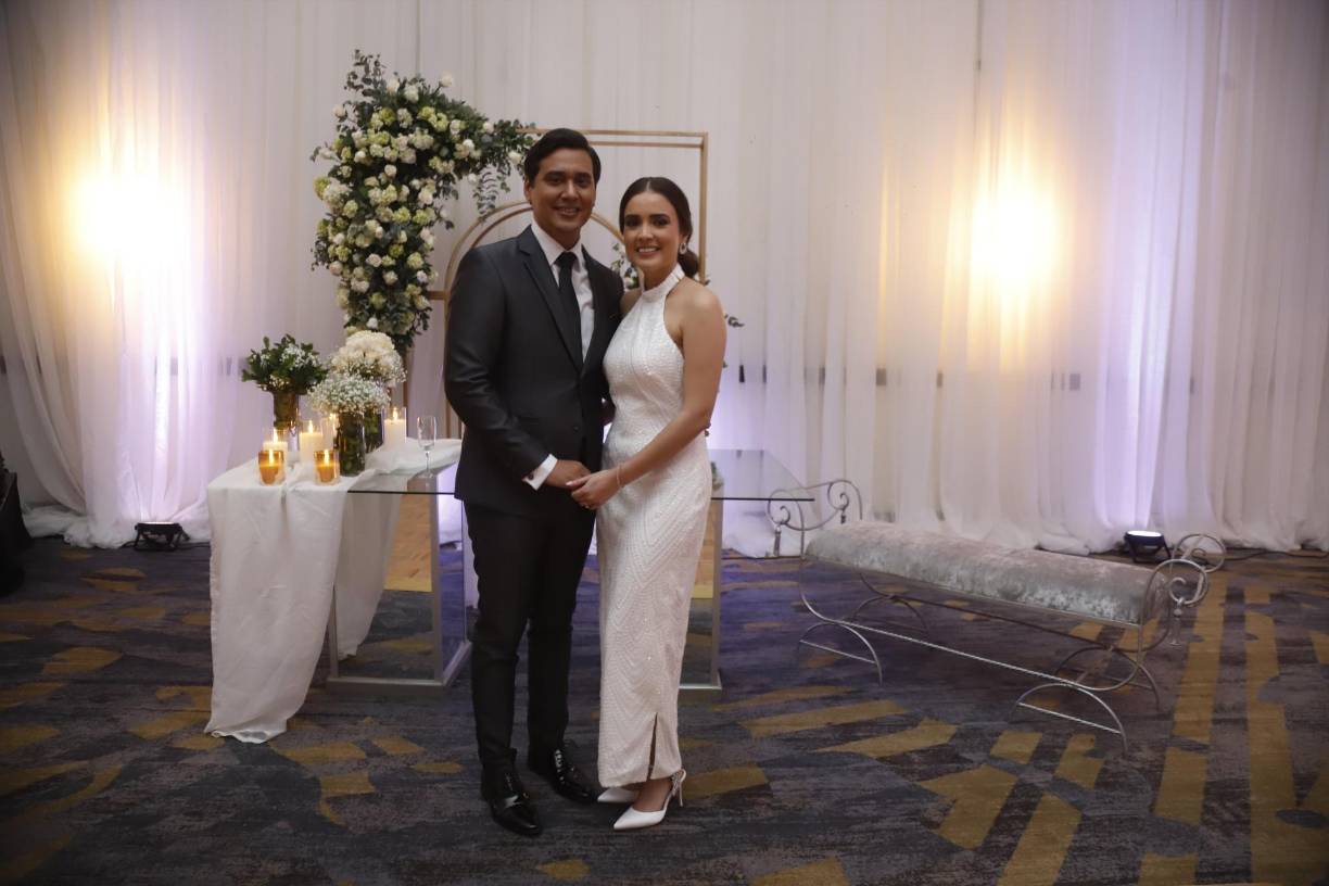 Los esposos compartieron este momento especial con sus familaires y amigos cercanos, con deliciosos platillos, música y una clásica decoración. 