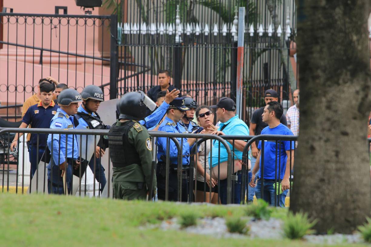 Este fue uno de los momentos en que comenzó el roce. Freddy Núñez intentó dialogar, pero luego comenzaron a “llover” piedras.
