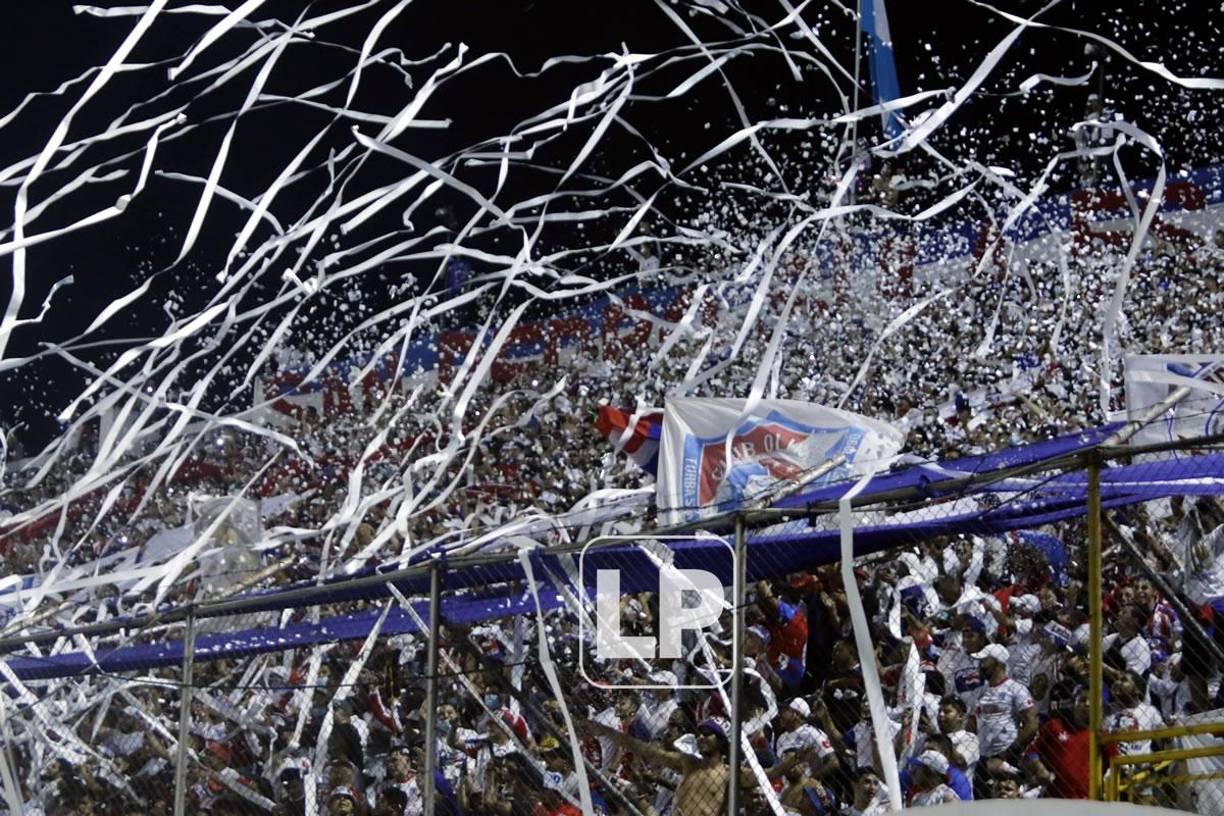 Los aficionados del Olimpia llenaron el estadio Morazán y tiraron muchos papelitos al césped antes del inicio del partido.