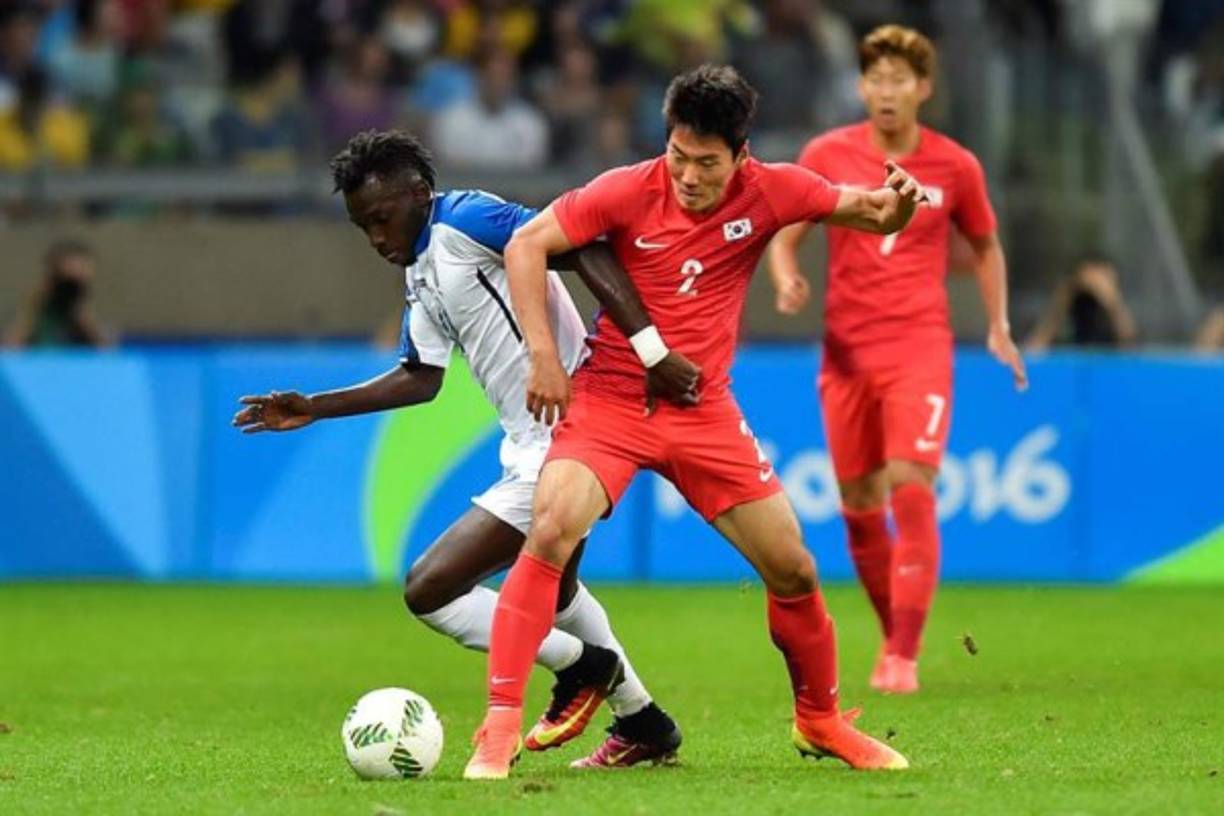 Alberth Elis pelea el balón con un coreano. La Bicolor tiene una cita grandiosa en los Juegos Olímpicos 2016.