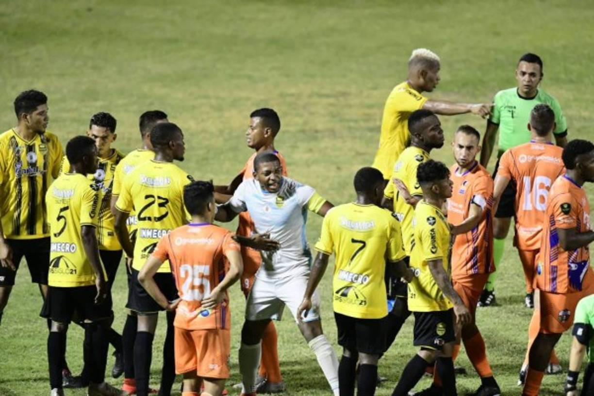 Luis 'Buba' López llegó a separar a sus compañeros y terminó recibiendo tarjeta amarilla.