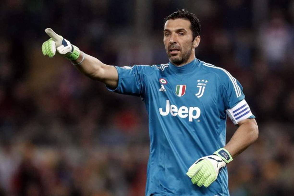 Lo que parecía un rumor infundado esta ganando fuerza con el paso de las horas. Gianluigi Buffon puede fichar por el PSG después de anunciar que dejará la Juventus a final de temporada. El diario francés l'Equipe publica hoy que el club parisino se está planteando hacerle un contrato de dos años a Buffon, que llegaría gratis al expirar su relación con la Juve el 30 de junio. Otro grande está interesado en el italiano, sería la del Real Madrid, según apunta hoy el diario italiano ‘Tuttosport’. Foto EFE