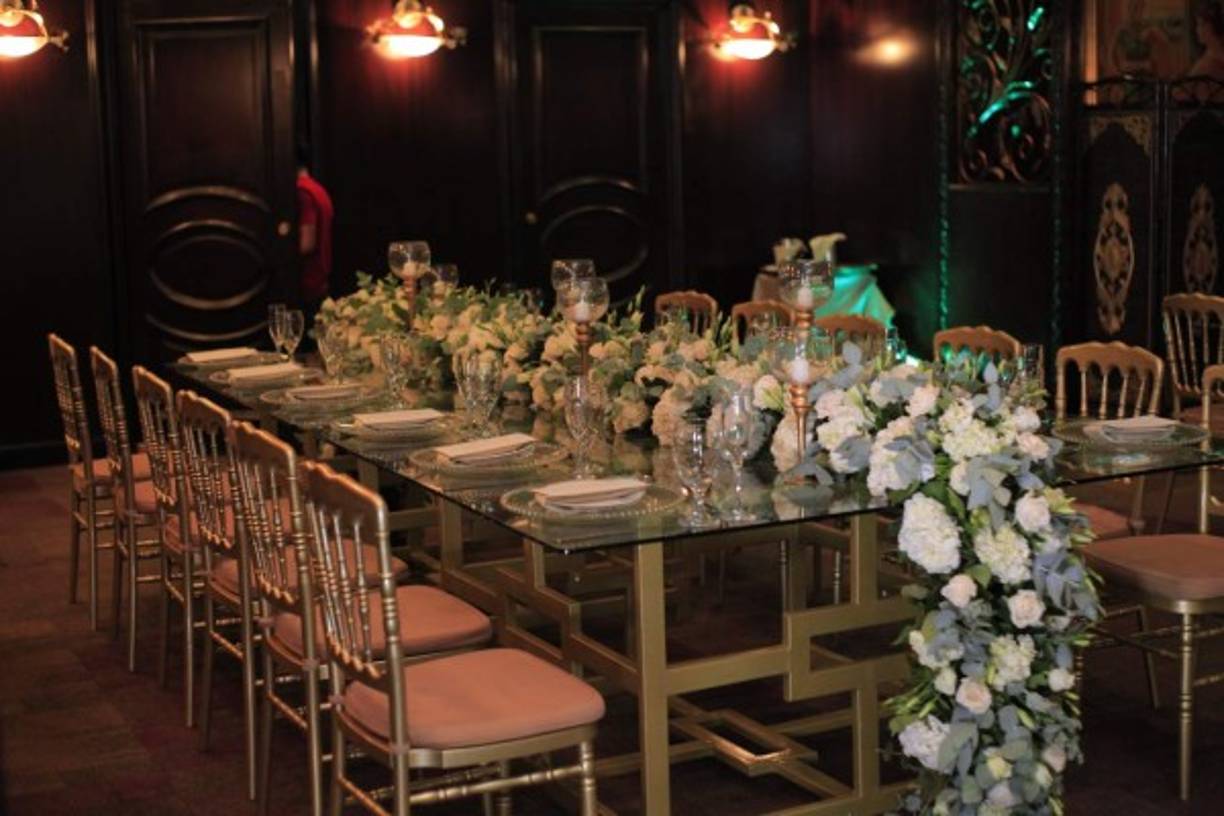 Frondosas hileras de hortensias, eucalipto y rosas frescas.