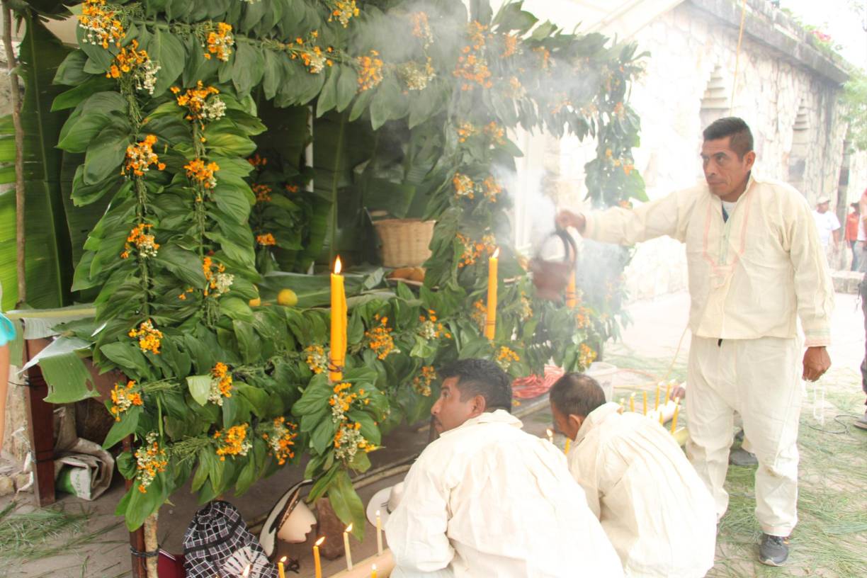 El Tzikin es considerada una festividad entre los vivos y los antepasados, donde se le hace ofrendas, rezos y altares para agradecer el recurso natural del agua. 