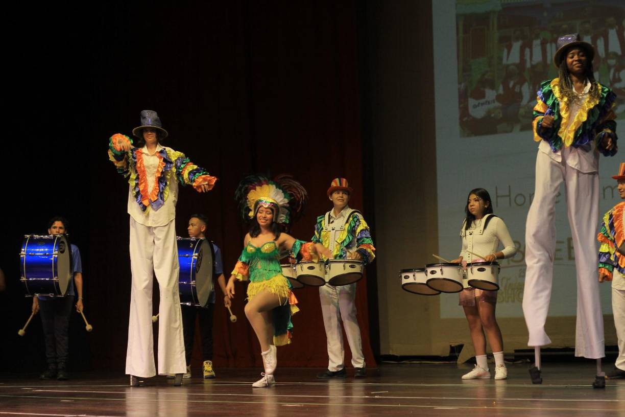 El fascinante evento inició con una batucada, pieza que se caracteriza por resaltar los ritmos brasileños, la cual fue protagonizada por los Seniors 2023.