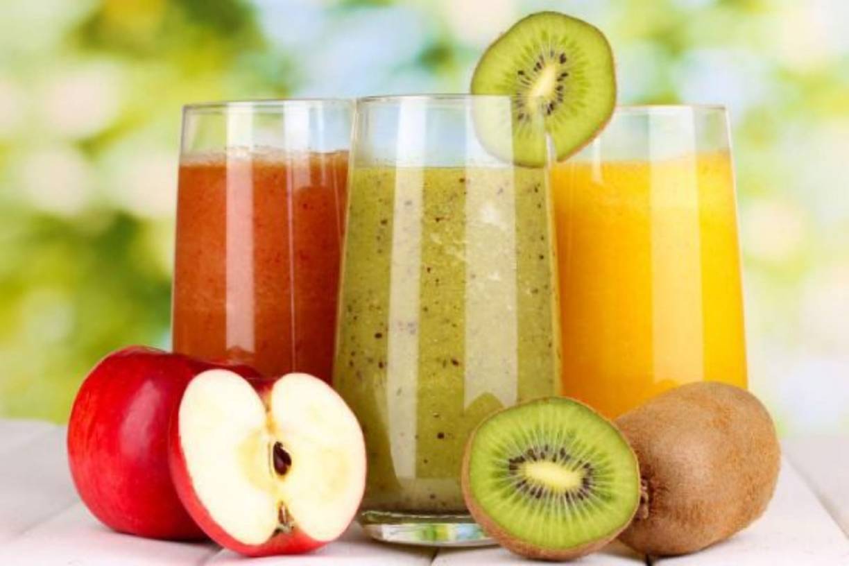 Jugos de frutas: un jugo de manzana, de piña, uvas blancas o de papaya son ideales para desintoxicar el hígado ya que son fácilmente digeribles y el organismo obtiene los nutrientes con mayor facilidad.