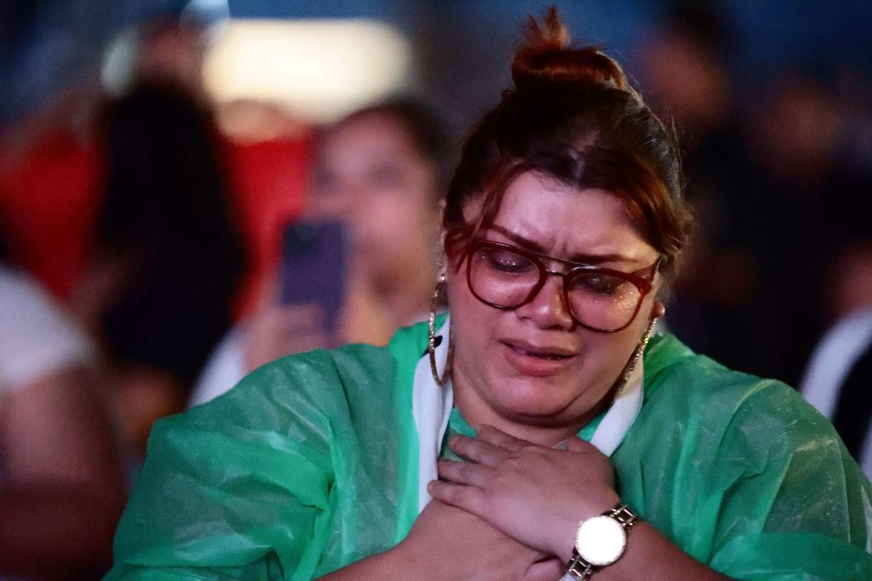 Esta chica se conmovió al escuchar las románticas letras del cantautor guatemalteco. 