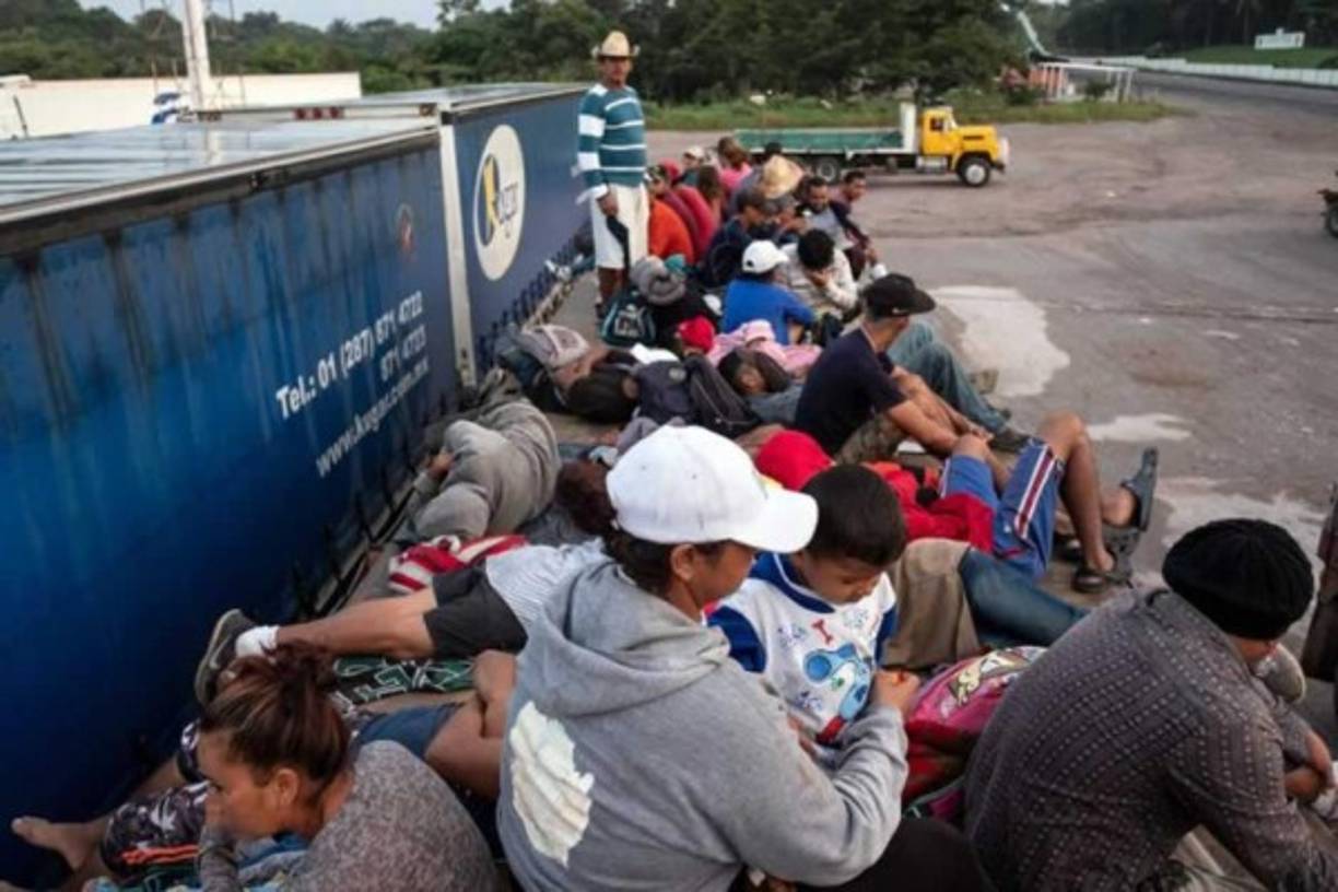 Los migrantes hondureños esperando ayer a bordo de un camión mientras el conductor descansaba en la carretera que une Matías Romero y Donaji, estado de Oaxaca, México,