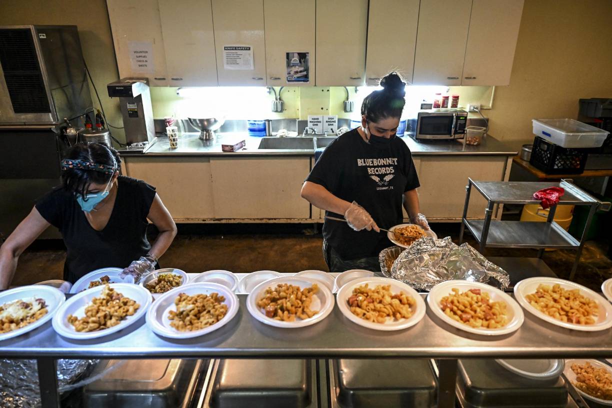 Ante la llegada diaria de migrantes sin recursos, varias asociaciones se movilizan para tratar de ayudarlos. Corazón Ministries, que gestiona el albergue del centro de la ciudad, es una de ellas. 