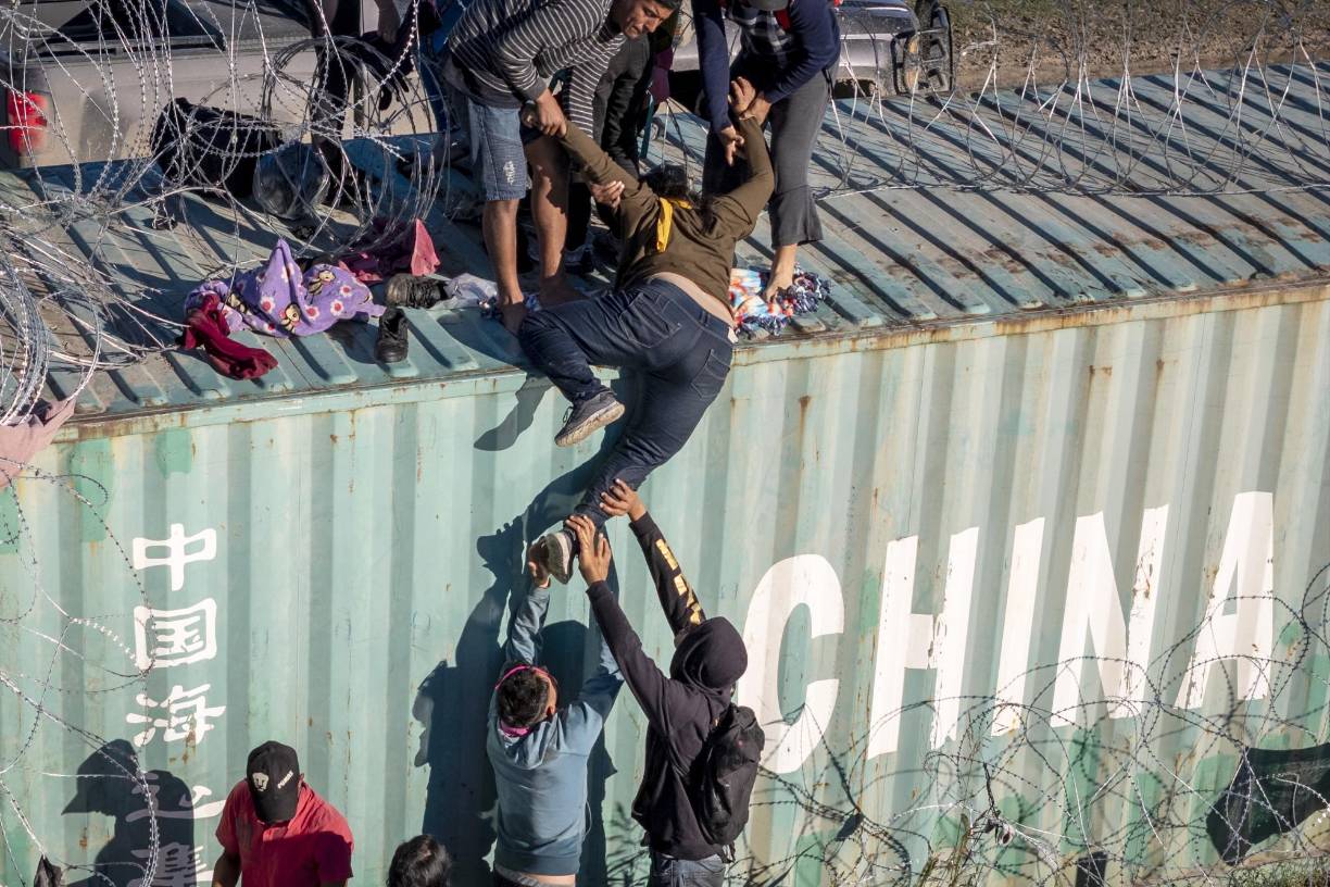 La patrulla fronteriza afirma haber observado recientemente el “resurgimiento de organizaciones de tráfico de personas que transportan <b>migrantes</b> desde México en trenes de carga”.