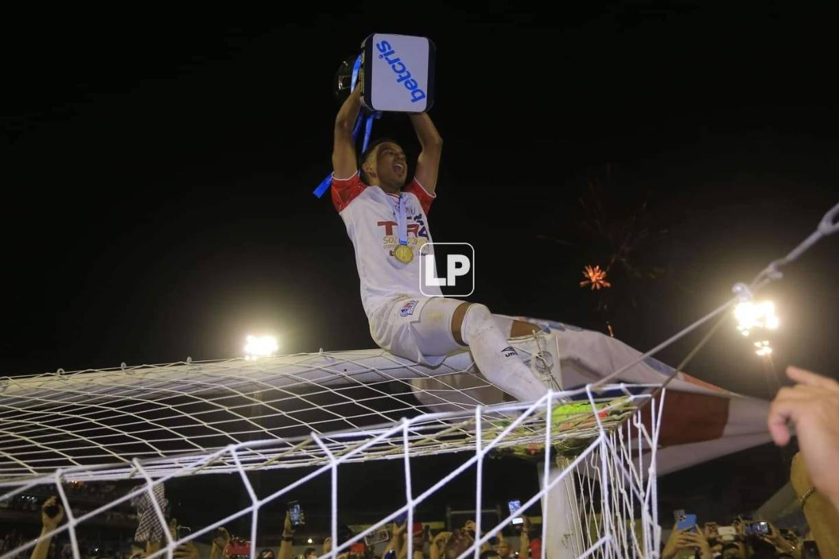 Edwin Rodríguez se subió a una de las porterías para alzar la Copa al cielo de San Pedro Sula.