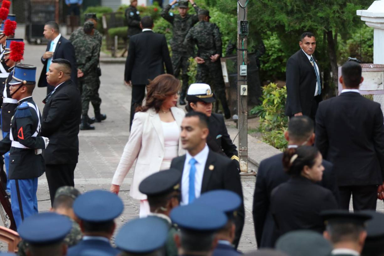 Una agente de la guardia de honor presidencial escoltó a la precandidata oficialista en su recorrido de salida de dicho evento. 