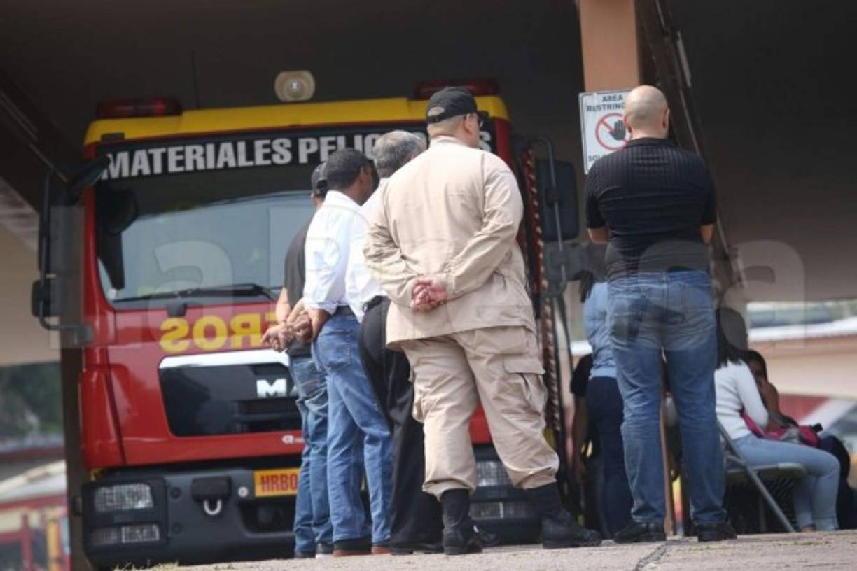 'Hoy estamos con mucho dolor, porque dos compañeros partieron a la vida eterna mientras detenían un incendio forestal. Que el Señor los reciba como héroes que son', indicó el Cuerpo de Bomberos en Twitter.<br/>