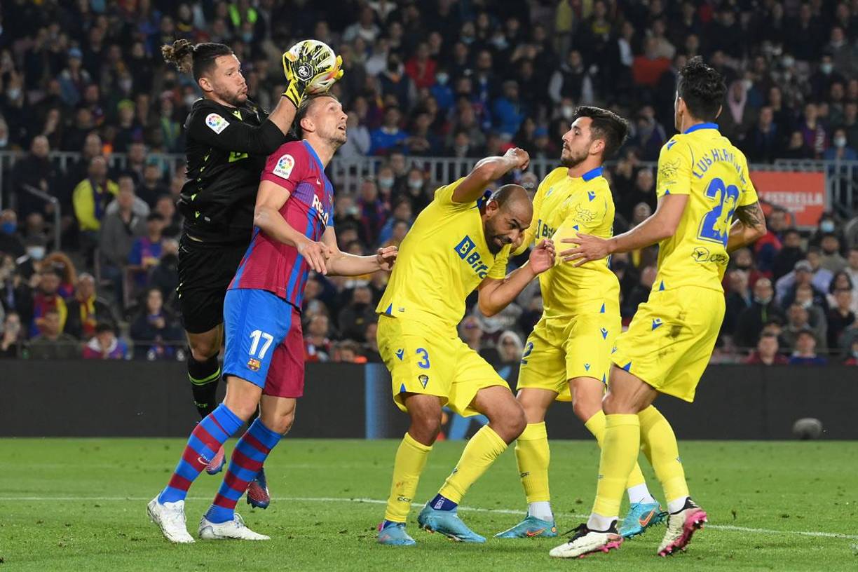 El portero argentino Jeremías Ledesma le quita el balón de la cabeza al holandés Luuk de Jong.