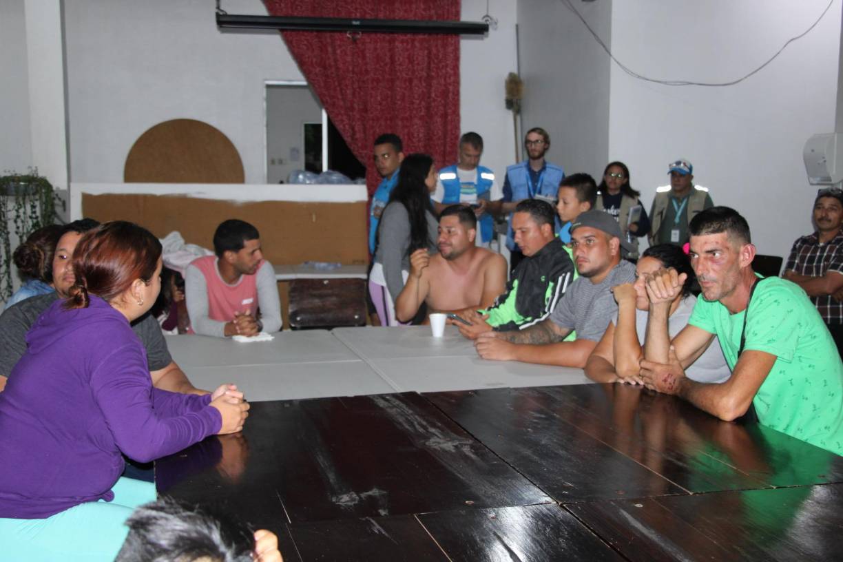 Personal de la embajada venezolana se acercó a los albergues para contribuir a que puedan agilizar trámites y renovar sus documentos de identificación, ya que en el incidente vial “lo perdieron todo”.