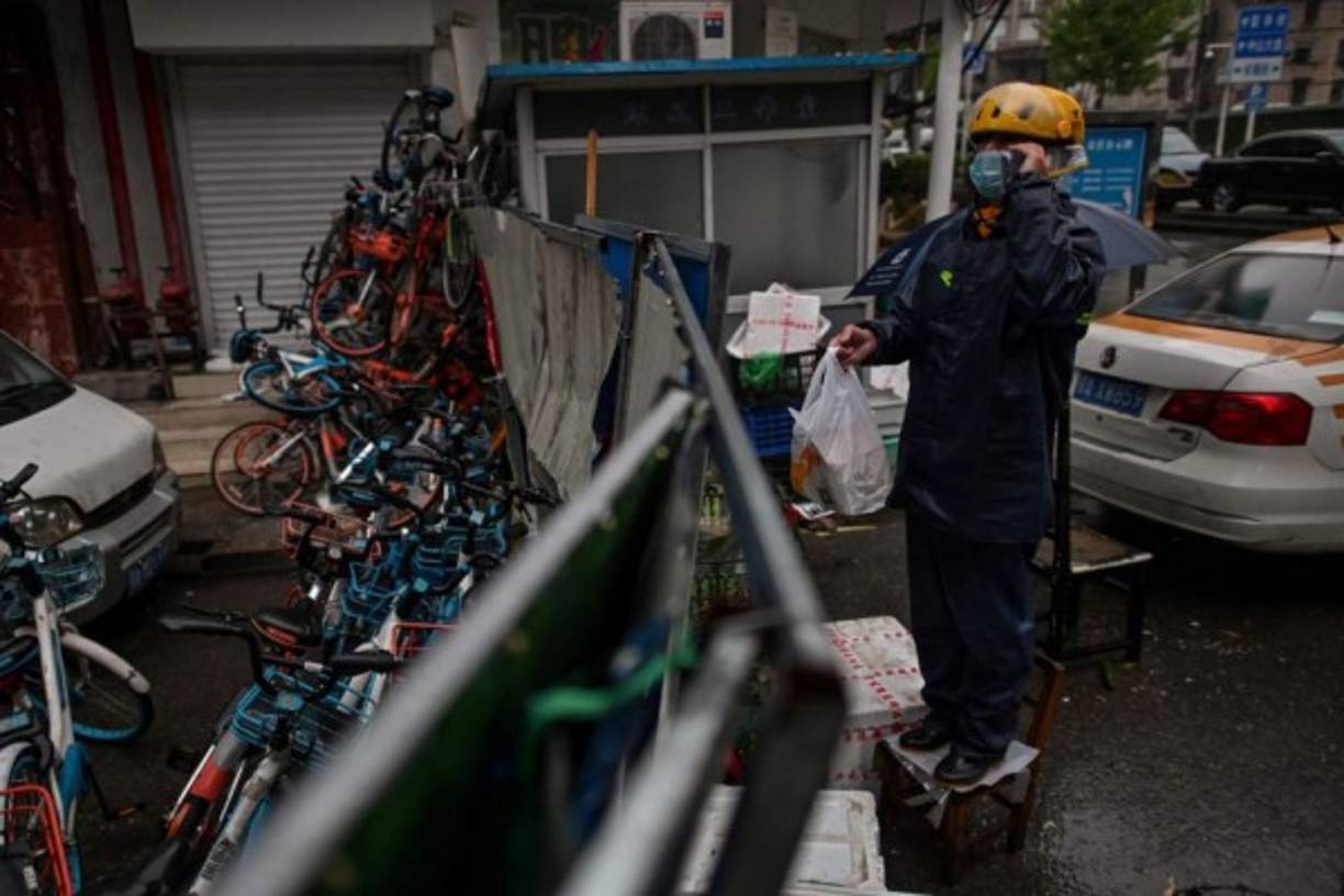Los vendedores en los mercados de Wuhan dicen que los elevados alquileres y los efectos del cierre de toda la ciudad son preocupaciones más inmediatas que la amenaza de contagio.