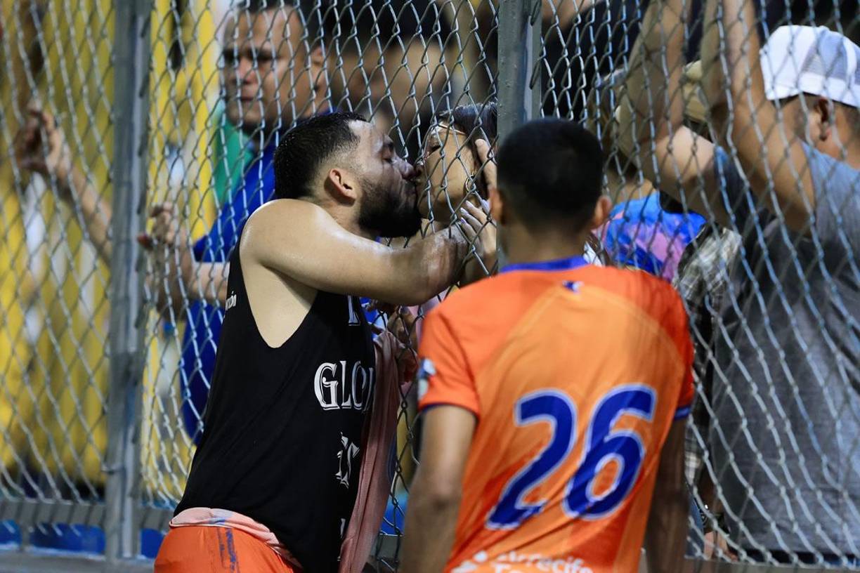 Osman Rodríguez, el jugador que marcó el gol de la UPN, se acercó a una parte de las rejas del estadio y saludó de beso a su novia.