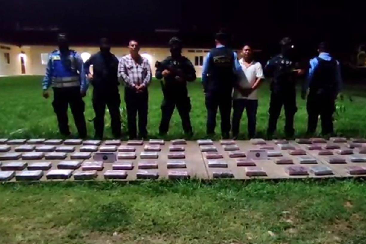 Los detenidos fueron presentados como Salvador González Martínez (28 años) y Jose Gregorio Torres Zacarías (28 años).