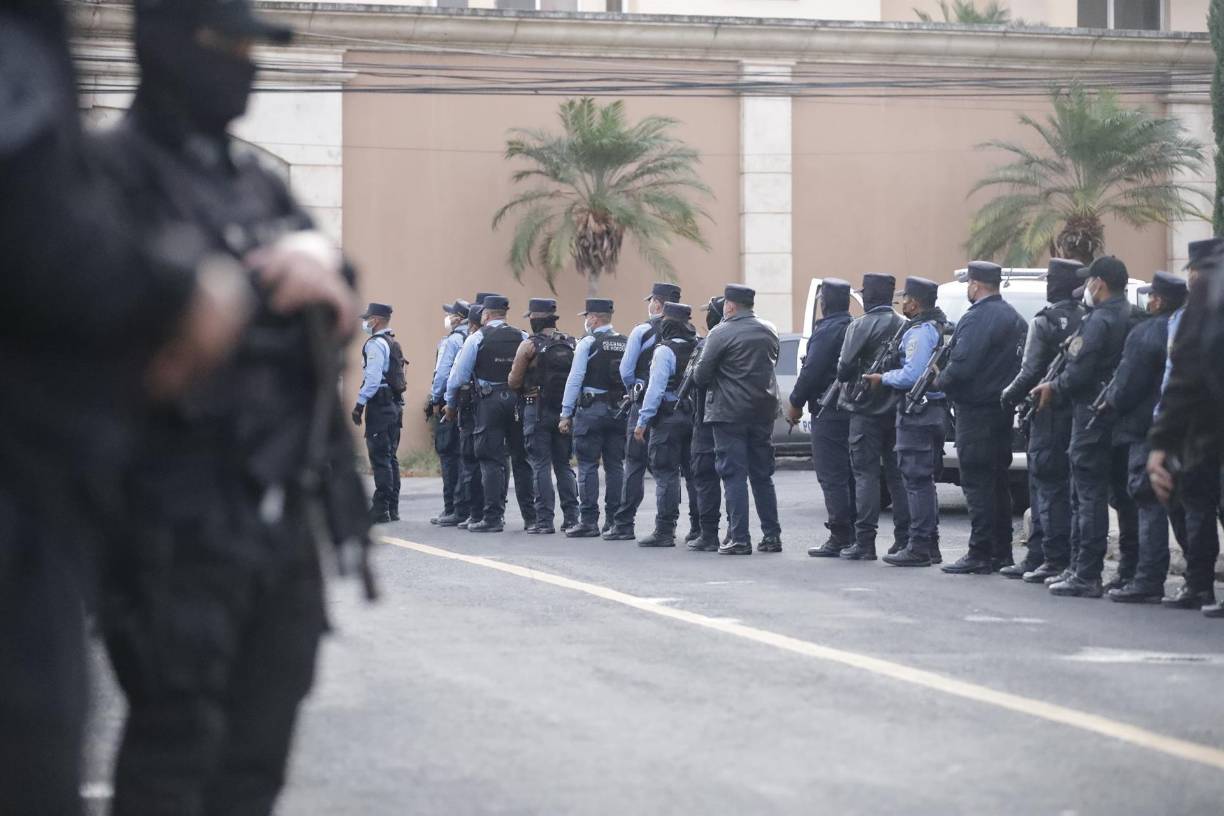 El abogado de Hernández, Hermes Ramírez, denunció en el telenoticiero TN5 que su representado estaba siendo objeto de “atropellos” al ser rodeada su vivienda por el cordón policial, impidiendo el acceso de sus asesores.