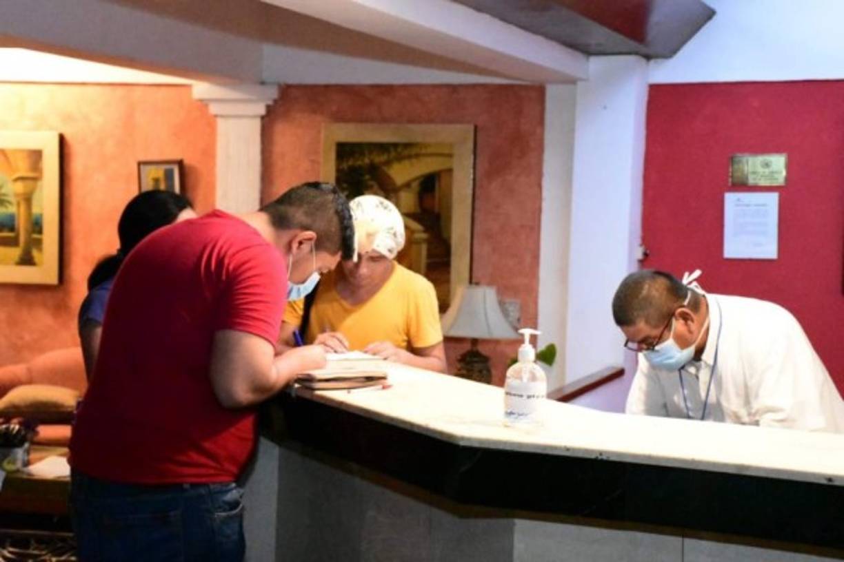 Bukele también ordenó que el personal de sanidad sea hospedado en hoteles durante el tiempo que dure esta situación.