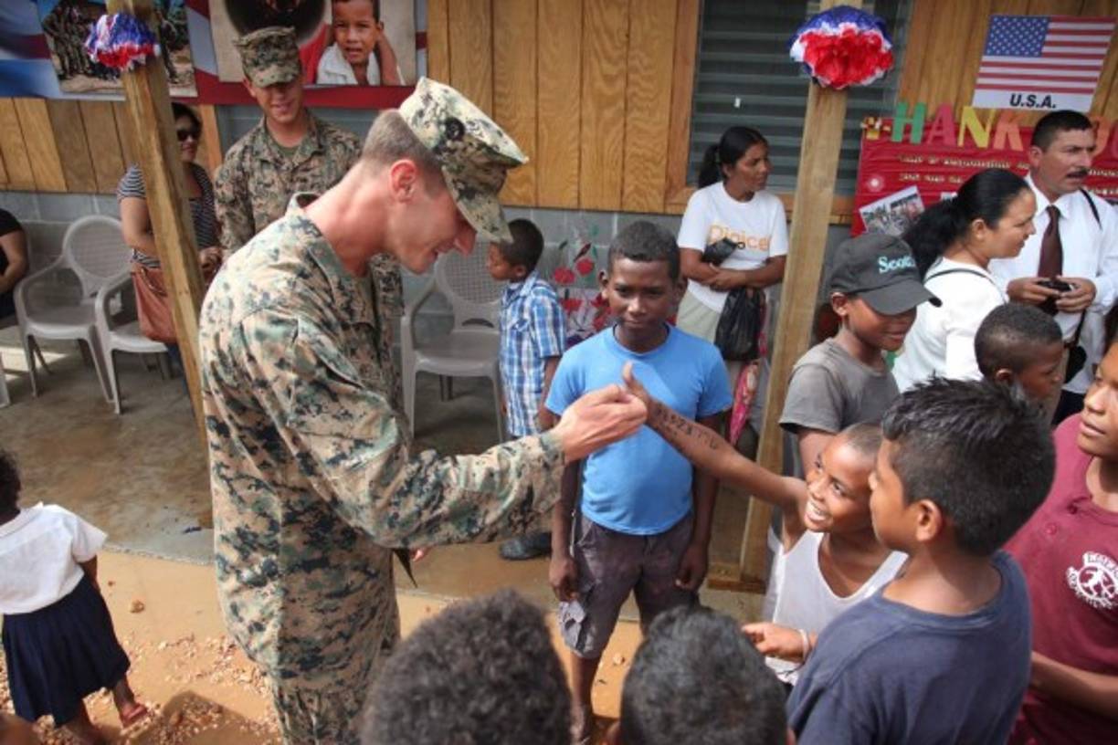 Un infante de la Marina despidiéndose de un pequeño hondureño.