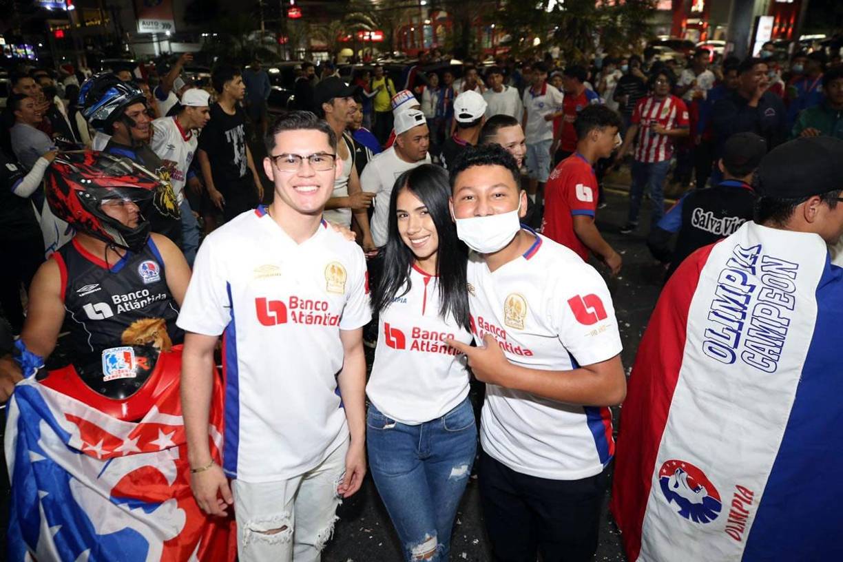 Así fue la celebración de los aficionados del Olimpia tras ganar la Copa 35 en la historia de la Liga Nacional.