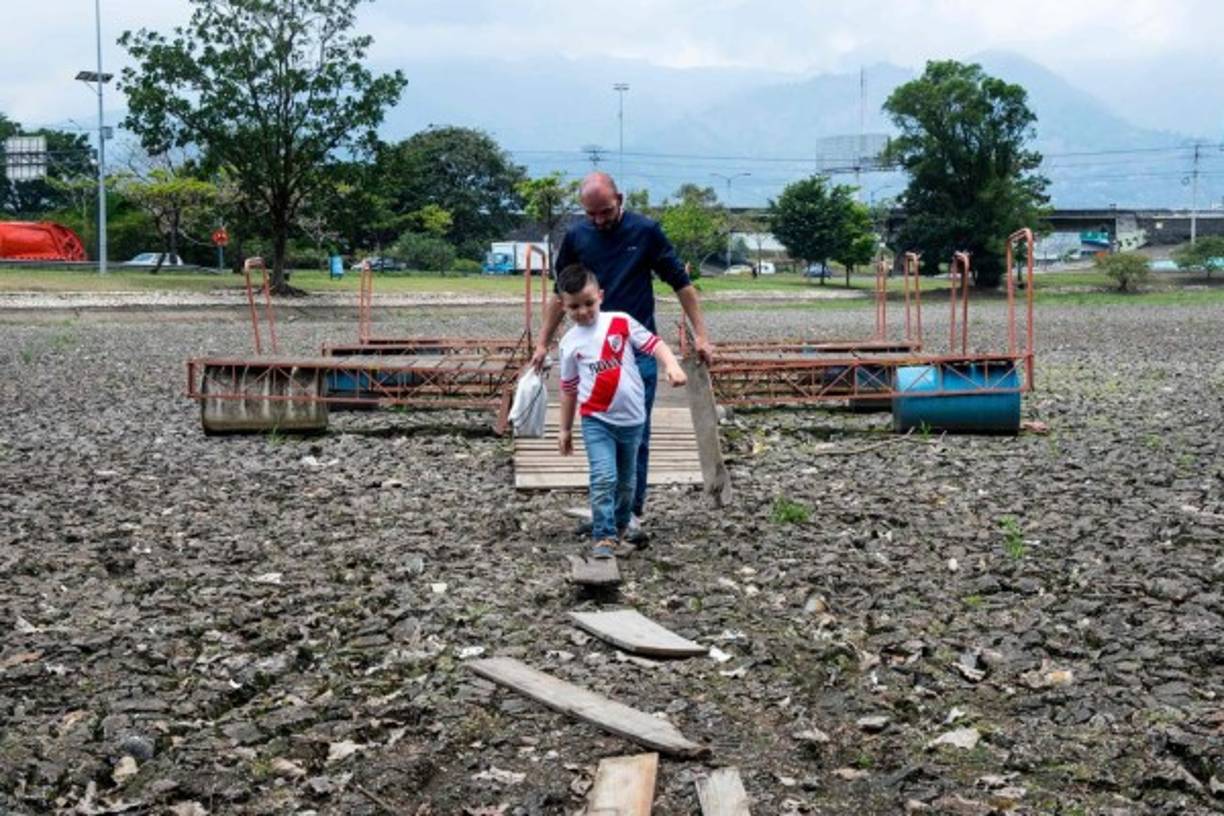 'Esto da tristeza, antes la gente venía a pasar una tarde o un sábado a la orilla del lago. Ahora no hay nada que venir a ver', lamentó Gerardo Soto, vendedor de papas tostadas en La Sabana.