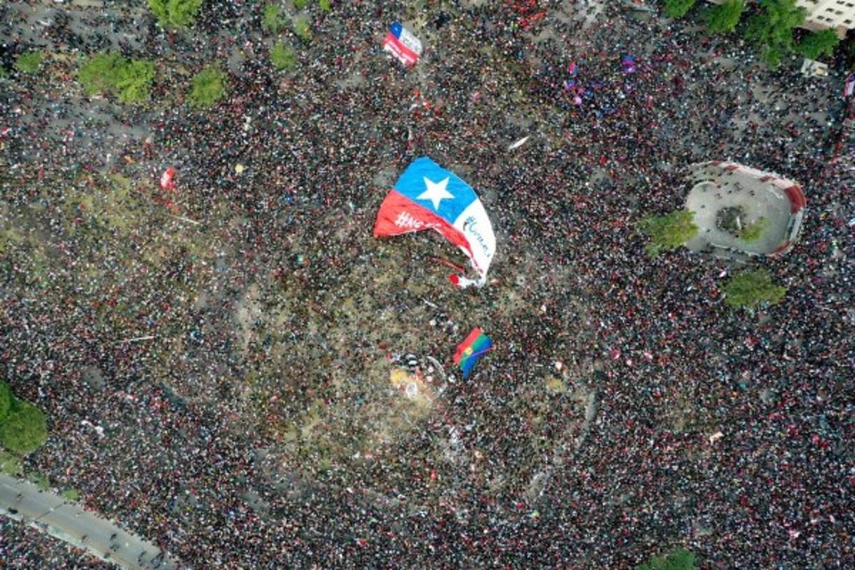 La manifestación más grande de Chile desde que cayó en 1990 el dictador Augusto Pinochet reunió este viernes en Santiago a al menos un millón de personas cuando se cumple una semana de las protestas contra la desigualdad social en el país y que ya deja 19 muertos. AFP