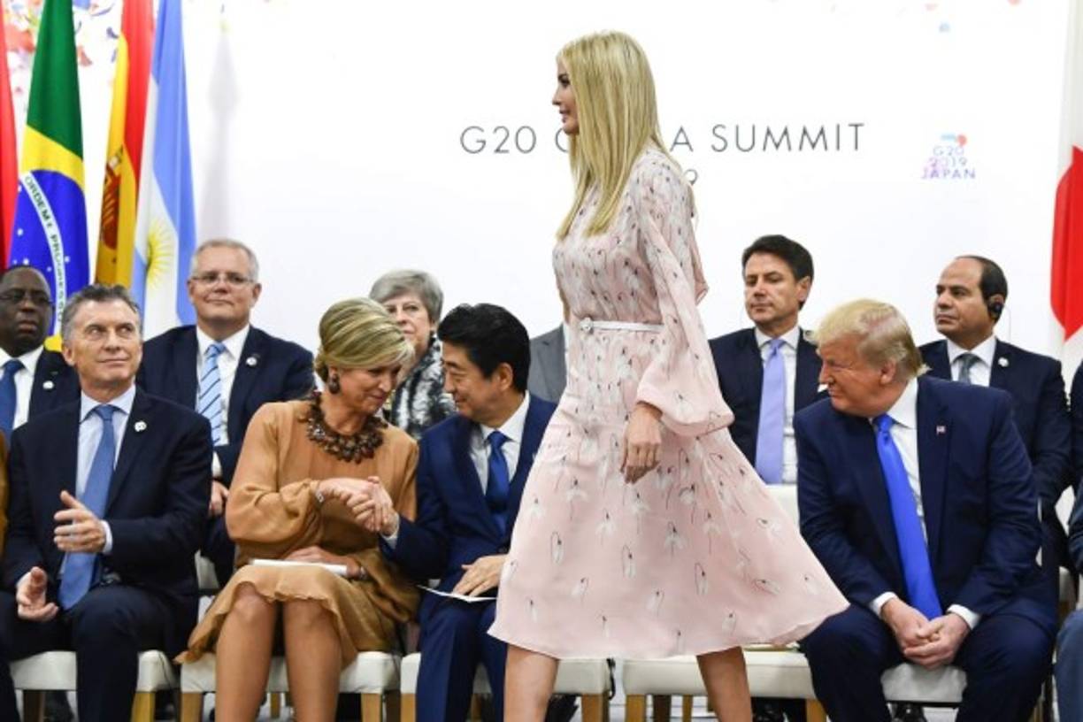 En la conversación, Ivanka interrumpe al mandatario francés y trata de integrarse a la plática, causando un gesto de desaprobación del resto de los líderes mundiales.