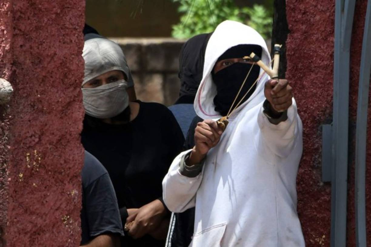 La Policía Nacional de Honduras desalojó este jueves a un grupo de integrantes del Movimiento Estudiantil Universitario (MEU) que había bloqueado la entrada principal de Ciudad Universitaria en Tegucigalpa, capital de Honduras. AFP