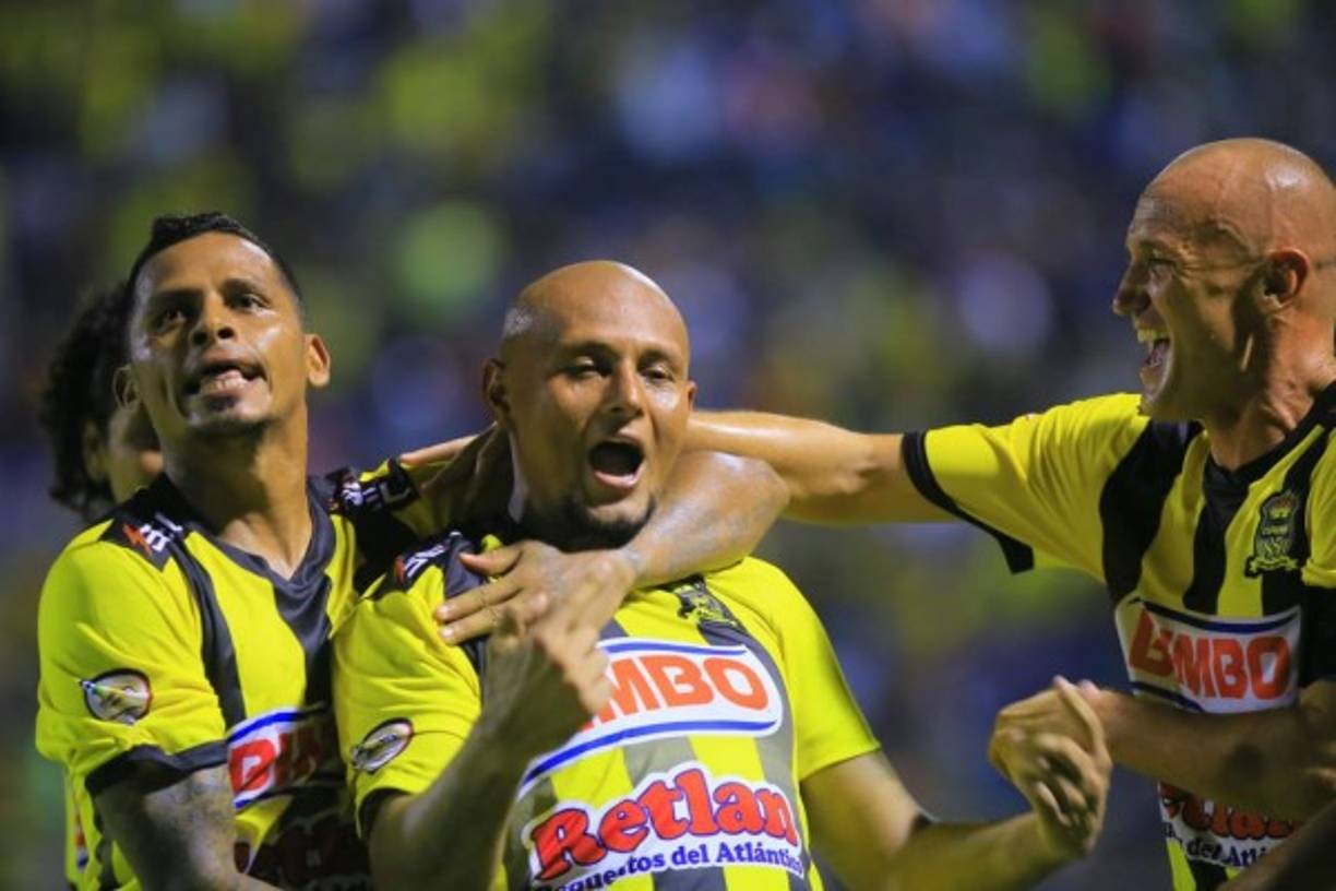 El festejo de Sergio Mendoza con sus compañeros.