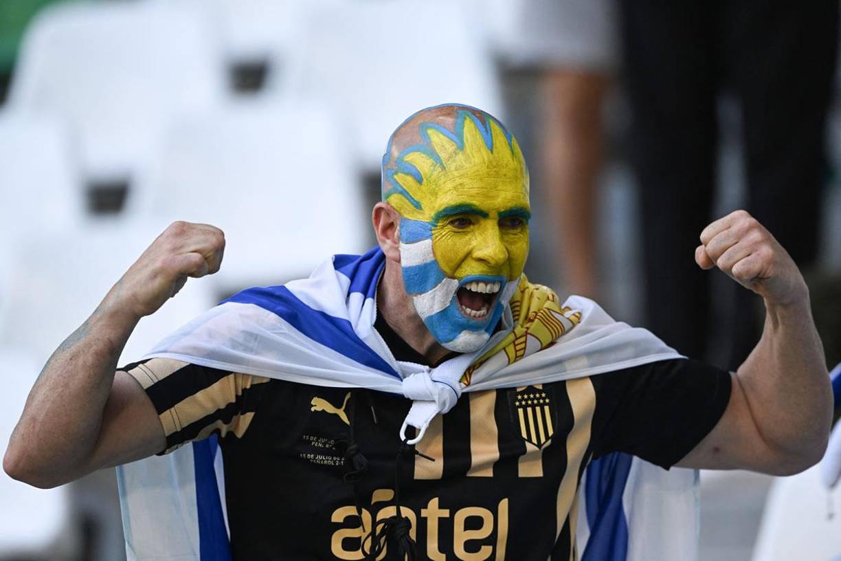 Un seguidor uruguayo con la camiseta del Peñarol de su país y con el rostro pintado.